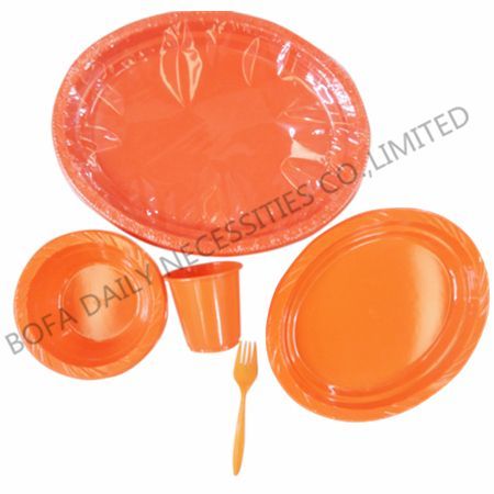 Pink plastic tableware set (5p...