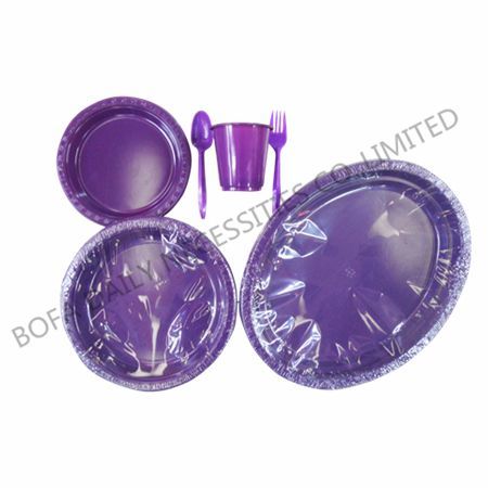 Purple plastic tableware set (...